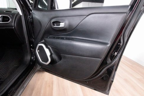 Used 2018 Jeep Renegade Latitude w/ Cold Weather Group image 29
