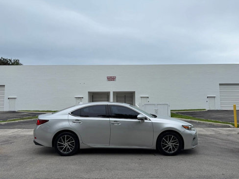 Used 2016 Lexus ES 350 w/ Navigation System Package image 4