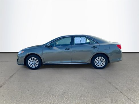 Used 2014 Toyota Camry LE image 4