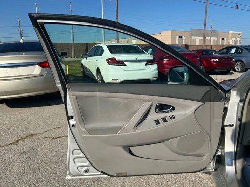 Used 2011 Toyota Camry XLE image 9