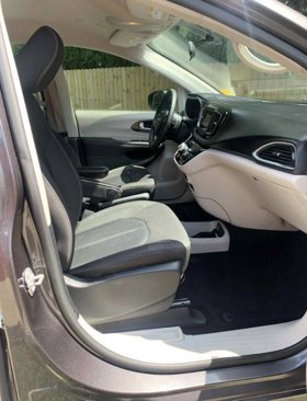 Used 2020 Chrysler Voyager L image 10