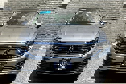 Certified 2024 Volkswagen Jetta SE w/ Panoramic Sunroof Package image 2