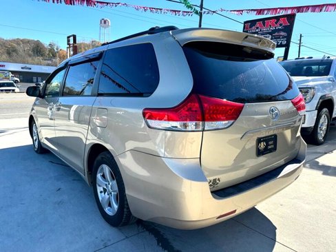 Used 2014 Toyota Sienna LE image 5