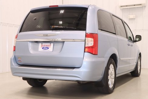Used 2013 Chrysler Town & Country Touring image 9