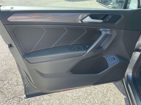 Used 2022 Volkswagen Tiguan SE w/ Panoramic Sunroof Package image 16