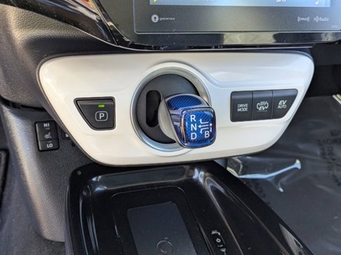 Used 2017 Toyota Prius Prime Premium image 19
