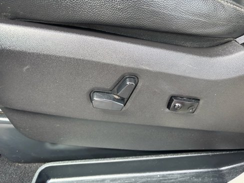 Used 2016 Chrysler Town & Country Touring image 11