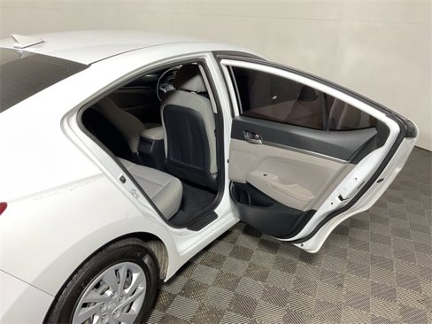 Used 2017 Hyundai Elantra SE image 29
