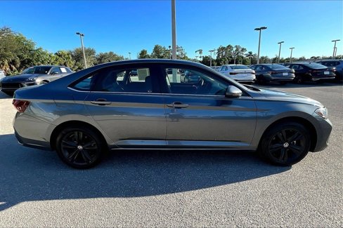 Certified 2022 Volkswagen Jetta SE w/ Panoramic Sunroof Package image 4