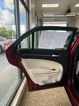 Used 2016 Chrysler 300 Limited image 17