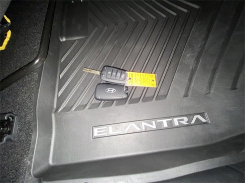 Used 2025 Hyundai Elantra SE image 28