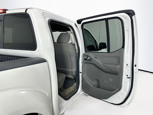 Used 2016 Nissan Frontier SV image 26