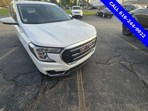 Used 2022 GMC Terrain SLE w/ Driver Convenience Package image 2