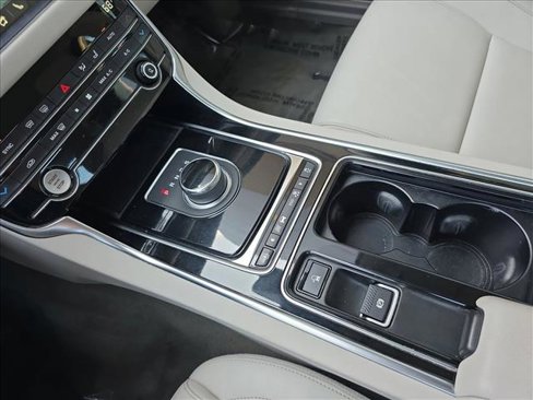 Used 2020 Jaguar XF Premium image 23
