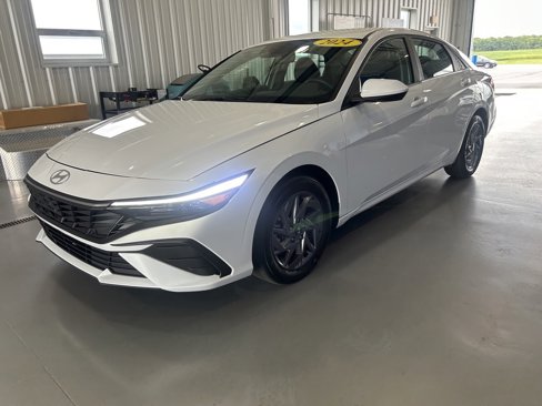 Used 2024 Hyundai Elantra SEL image 3