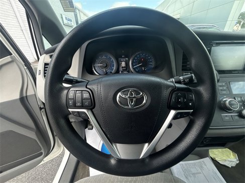 Used 2018 Toyota Sienna LE image 3