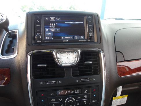 Used 2014 Chrysler Town & Country Touring w/ Driver Convenience Group image 14