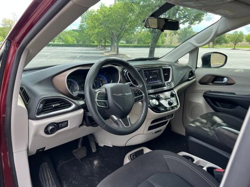 Used 2022 Chrysler Voyager LX image 18