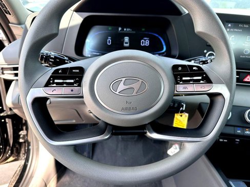 Used 2024 Hyundai Elantra SE image 16