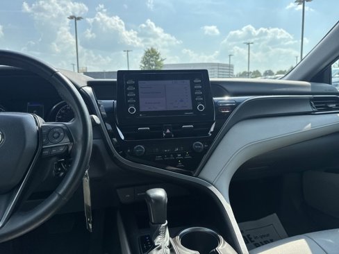Used 2022 Toyota Camry SE image 13