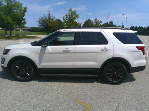 Used 2017 Ford Explorer XLT w/ XLT Appearance Package image 2