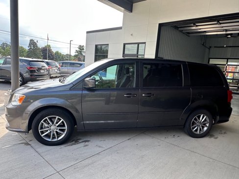 Used 2016 Dodge Grand Caravan SE image 4