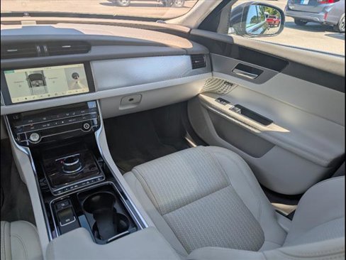 Used 2020 Jaguar XF Prestige image 9