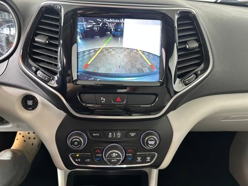 Used 2019 Jeep Cherokee Limited image 22