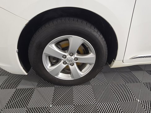 Used 2016 Toyota Sienna LE image 9