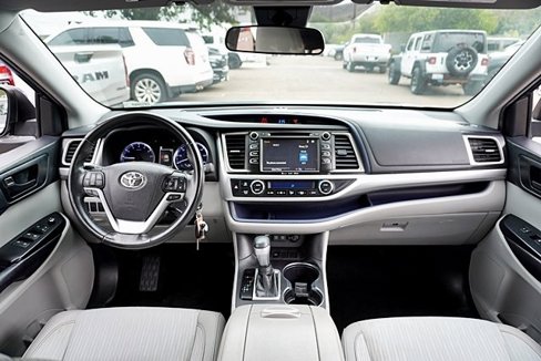Used 2019 Toyota Highlander LE image 19