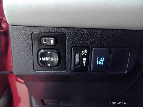 Used 2016 Toyota RAV4 Limited image 41