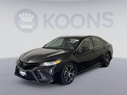 Used 2020 Toyota Camry SE image 1
