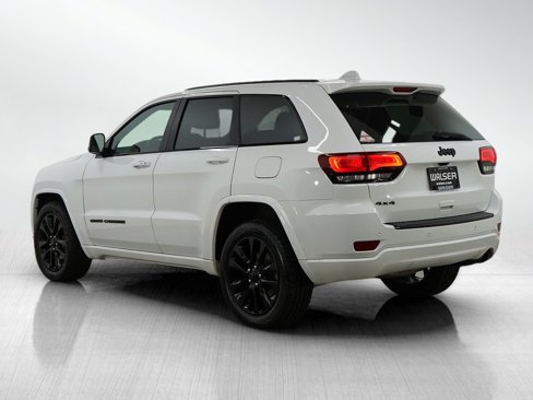 Used 2018 Jeep Grand Cherokee Altitude image 3