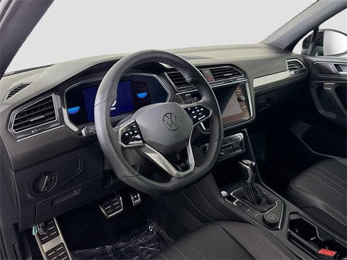 Certified 2022 Volkswagen Tiguan SE R-Line image 9