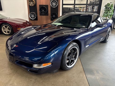 Used 2000 Chevrolet Corvette Coupe w/ Roof Pkg image 2