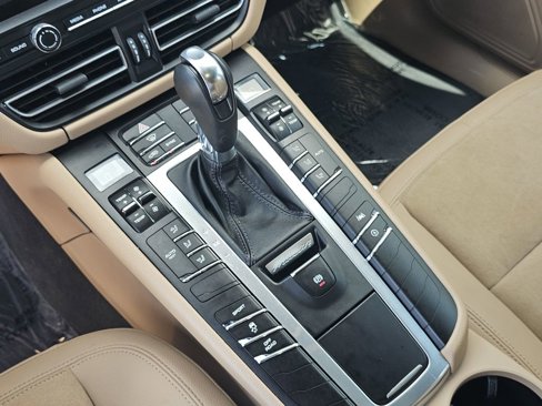 Certified 2021 Porsche Macan image 32