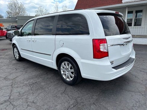 Used 2016 Chrysler Town & Country Touring image 5
