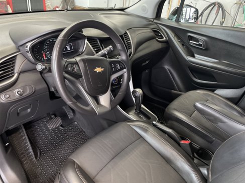 Used 2022 Chevrolet Trax LT w/ LT Convenience Package image 9