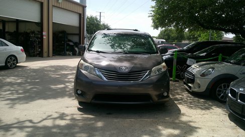Used 2014 Toyota Sienna XLE image 2