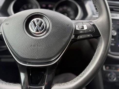 Used 2020 Volkswagen Tiguan SE image 36