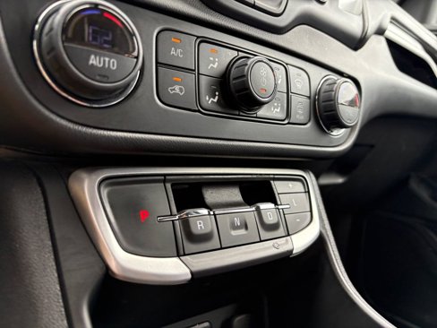 Used 2023 GMC Terrain SLT image 29