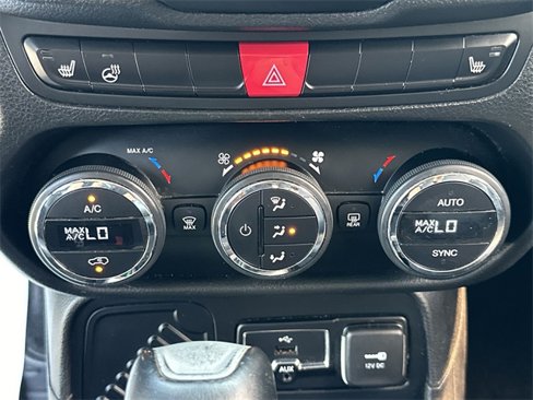 Used 2015 Jeep Renegade Limited image 22