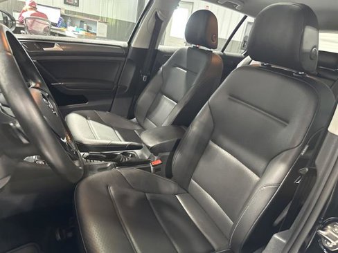 Used 2019 Volkswagen Golf SE image 16