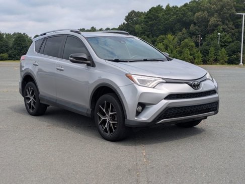 Used 2018 Toyota RAV4 SE image 1