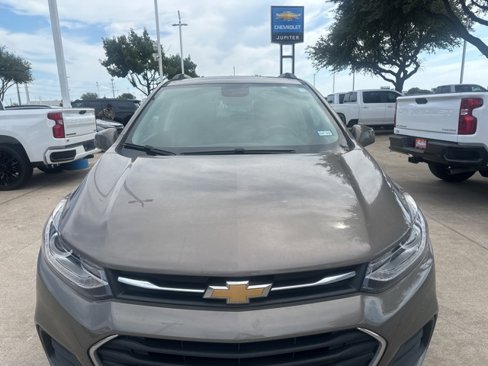 Used 2021 Chevrolet Trax LT w/ LT Convenience Package image 2