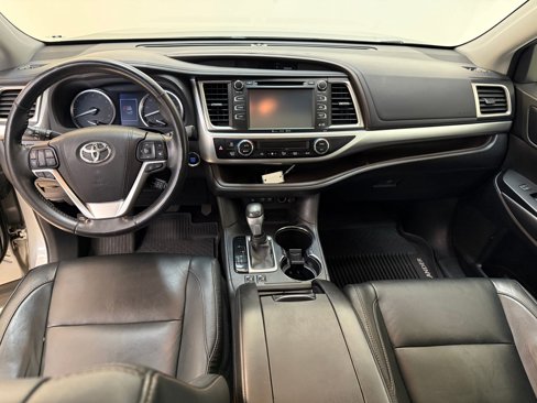 Used 2018 Toyota Highlander XLE image 16