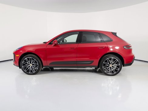 Certified 2025 Porsche Macan image 2