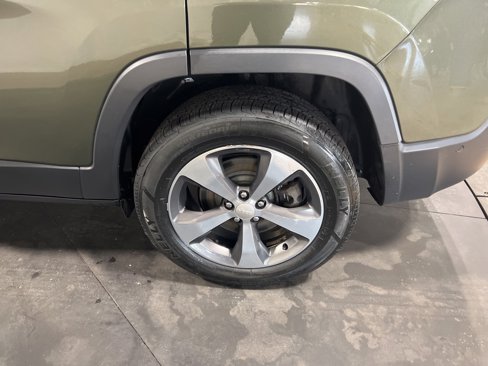 Used 2019 Jeep Cherokee Limited w/ Luxury Group image 36