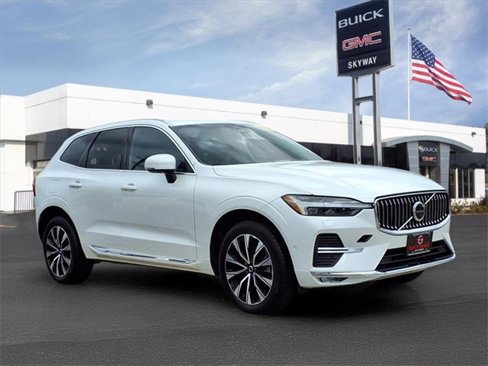 Used 2023 Volvo XC60 B5 Plus image 3