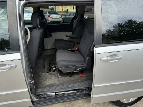 Used 2010 Dodge Grand Caravan SE image 13
